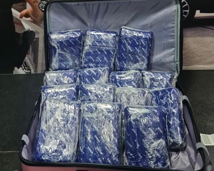 Passageira é presa em flagrante com mais de 16 quilos de drogas em bagagem