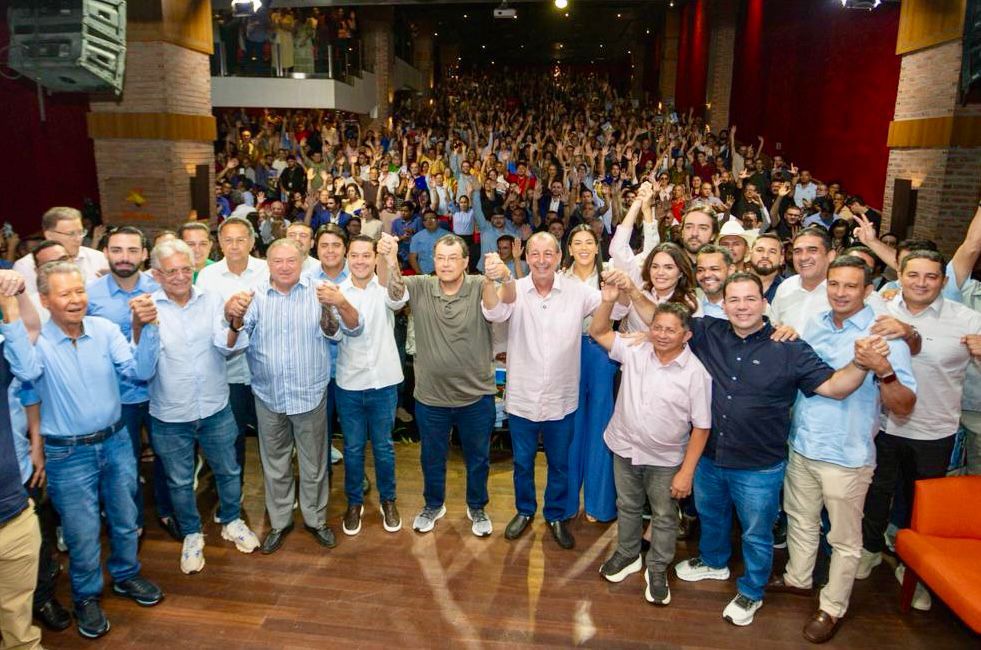 Omar reúne prefeitos e parlamentares e transforma lançamento de plano em demonstração de força política
