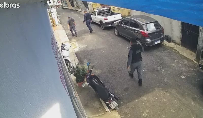 Vídeo: PMs entram em casa e pedem para retirar câmeras em Manaus