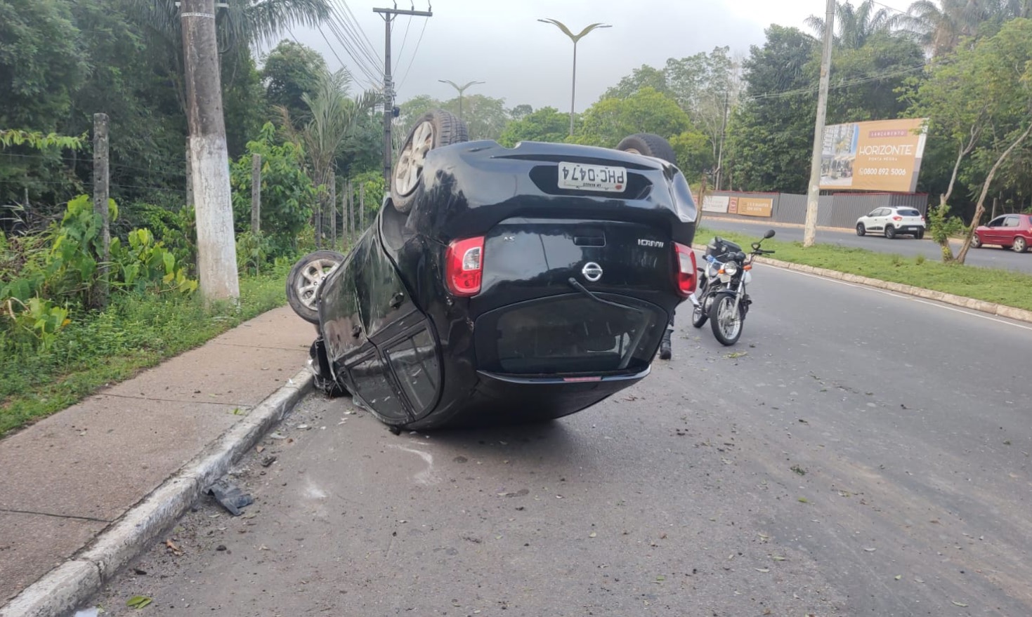 Homem pega no sono e capota na Avenida do Turismo