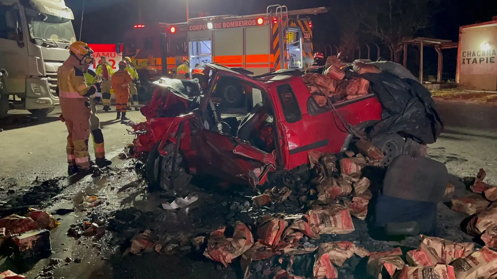 Colisão entre carro e carreta deixa casal de idosos e criança feridos na AM-010