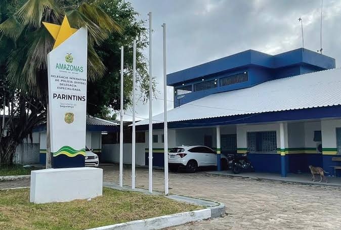 Homem é preso após agredir e ameaçar mãe com faca em Parintins
