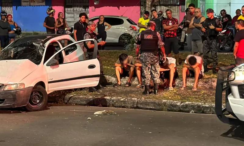 Carro com quatro adolescentes avança sinal vermelho, bate em moto e capota em Manaus