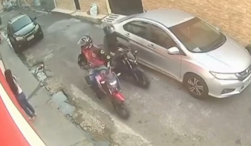 Vídeo: mulher corre para dentro de casa para fugir de assalto no Coroado