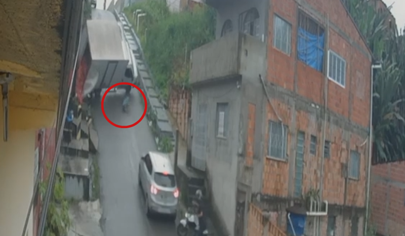 Vídeo: homem pula de caminhão desgovernado e escapa de ser esmagado em Manaus