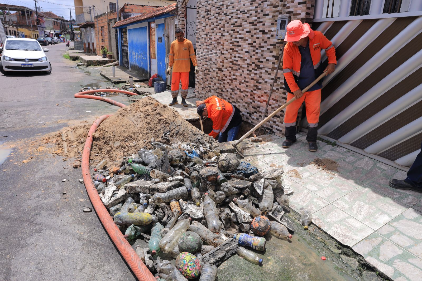 Semulsp remove toneladas de lixo de drenagem no Tancredo Neves
