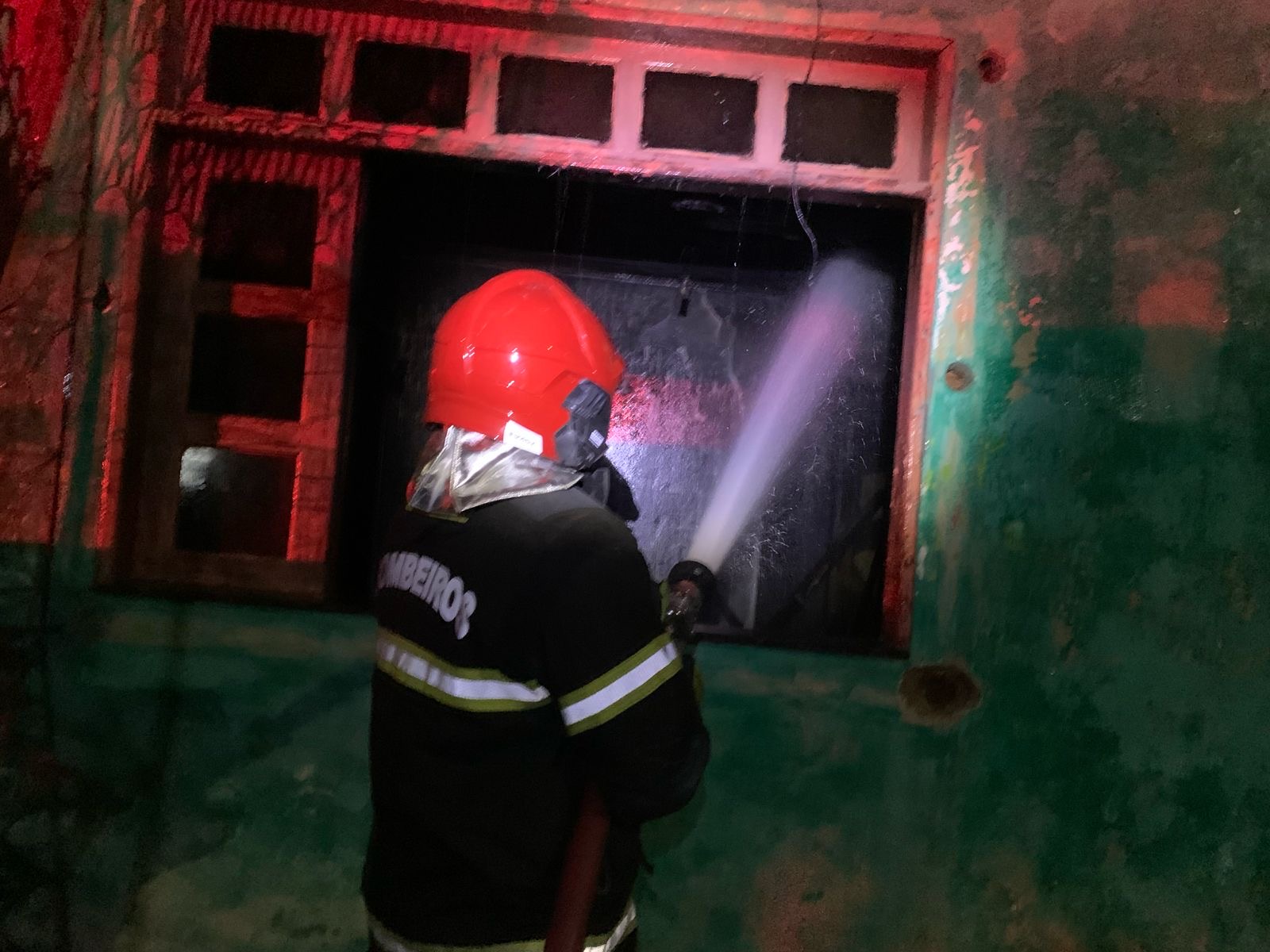 Vídeo: idosa é resgatada inconsciente de incêndio que destruiu casa em Manaus