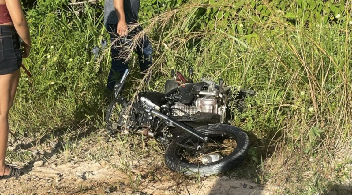 Vídeo: acidente entre carro e moto deixa um morto e outro ferido na AM-010