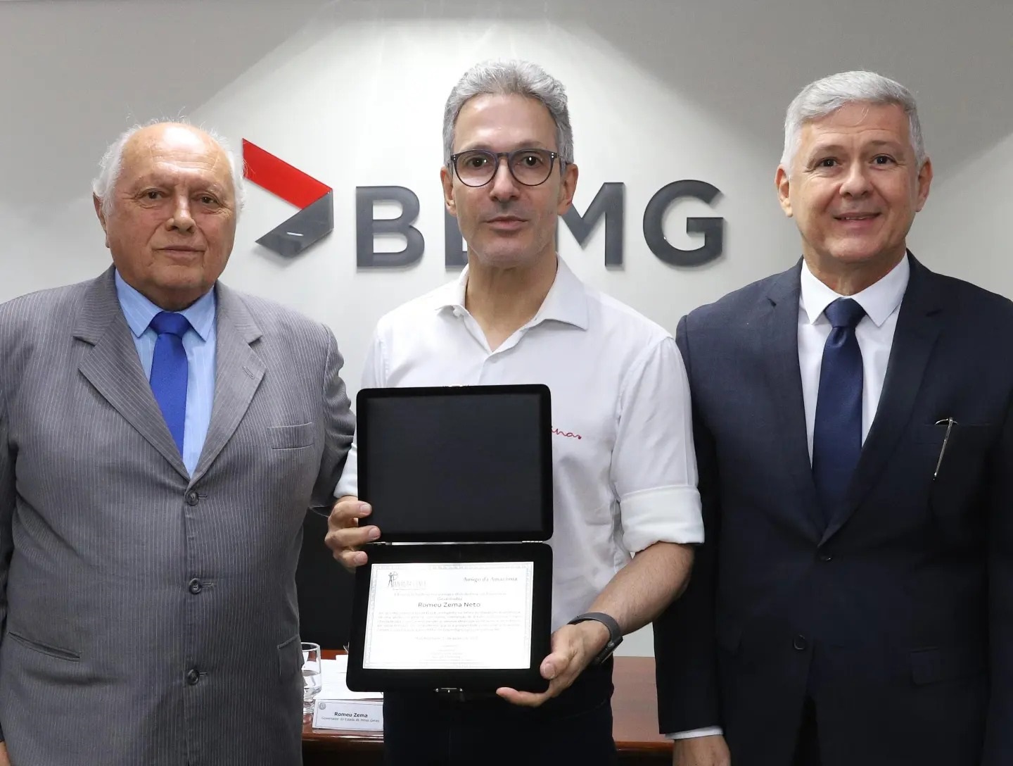 Zema recebe título de 'Amigo da Amazônia'; associação o agraciou sem consultar a sociedade