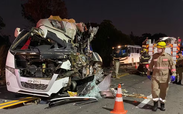 Acidente entre carreta e ônibus com estudantes deixa 6 mortos em Goiás