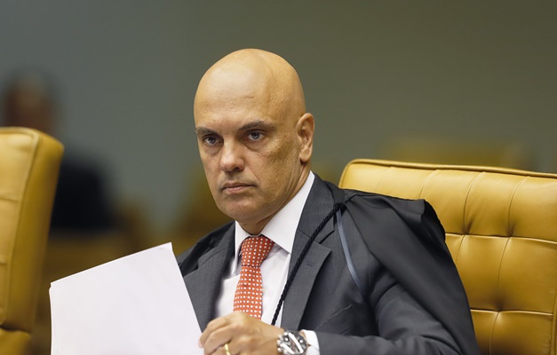 Moraes proíbe qualquer contato de Mauro Cid com Bolsonaro e Michelle
