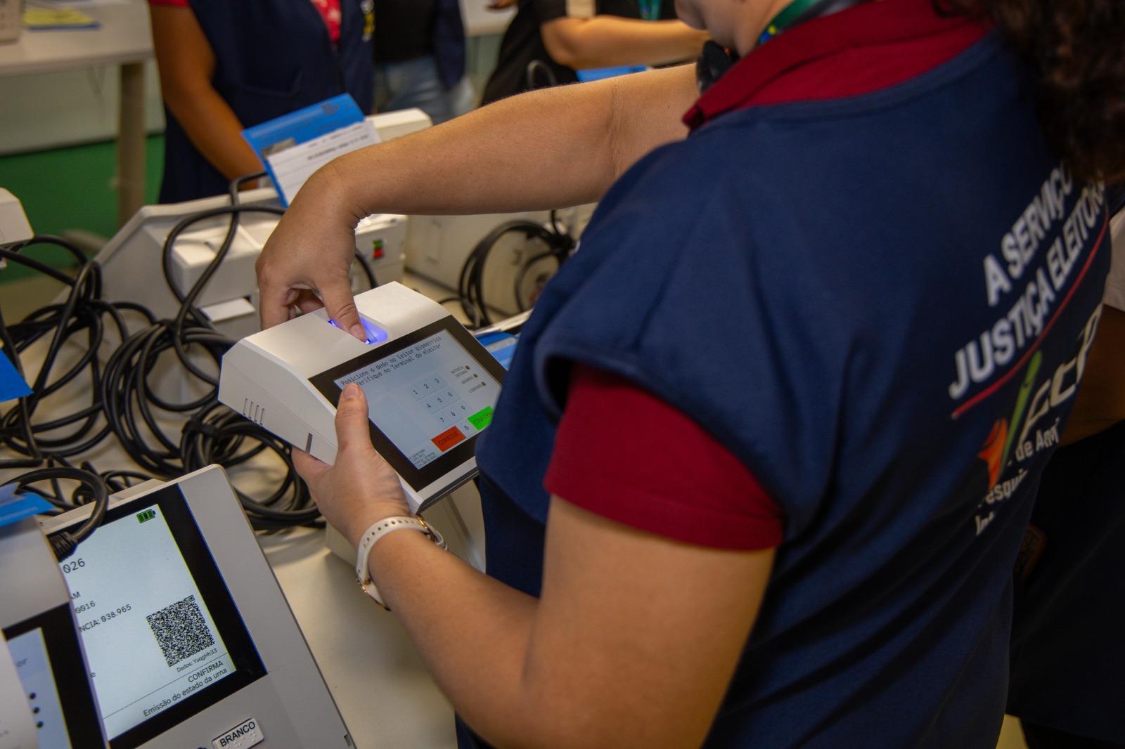 Eleições 2026: urnas eletrônicas passam por carga, testes e lacre no Amazonas
