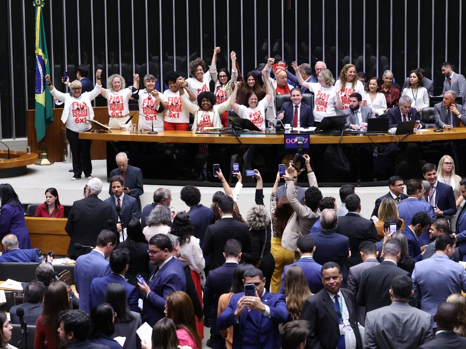 Bancada do Amazonas vota com a esquerda pelo fim da escala 6x1; até Alberto Neto disse 'sim'