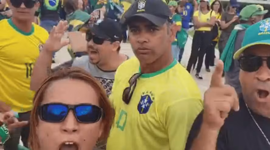 Líder de acampamento no 8/1 rompe tornozeleira e foge do Brasil