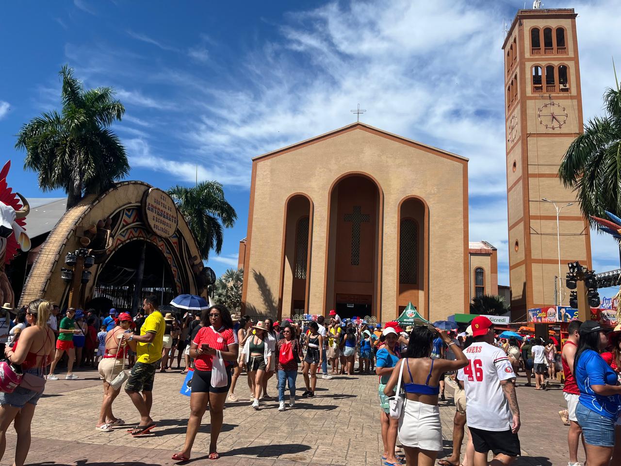 Com calor de 42 °C, Parintins ferve e espera injetar R$ 184 milhões na economia com a festa do boi