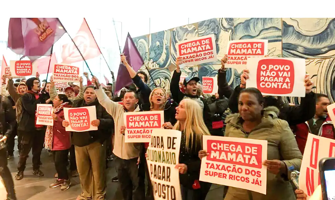 Vídeo: Movimentos fazem ato pela taxação de bilionários