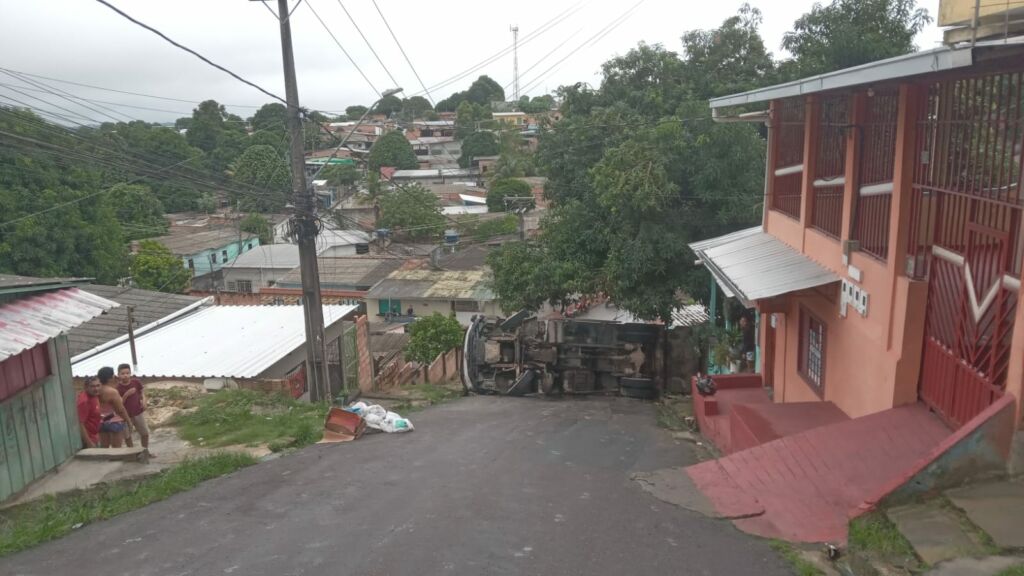 Caminhão de coleta de lixo tomba em ladeira no Tancredo Neves