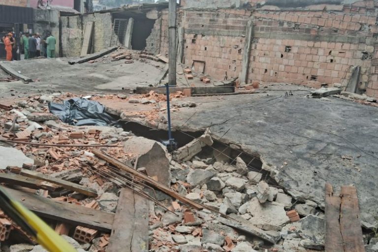Vídeo: desabamento no bairro Riacho Doce deixa um morto e dois feridos