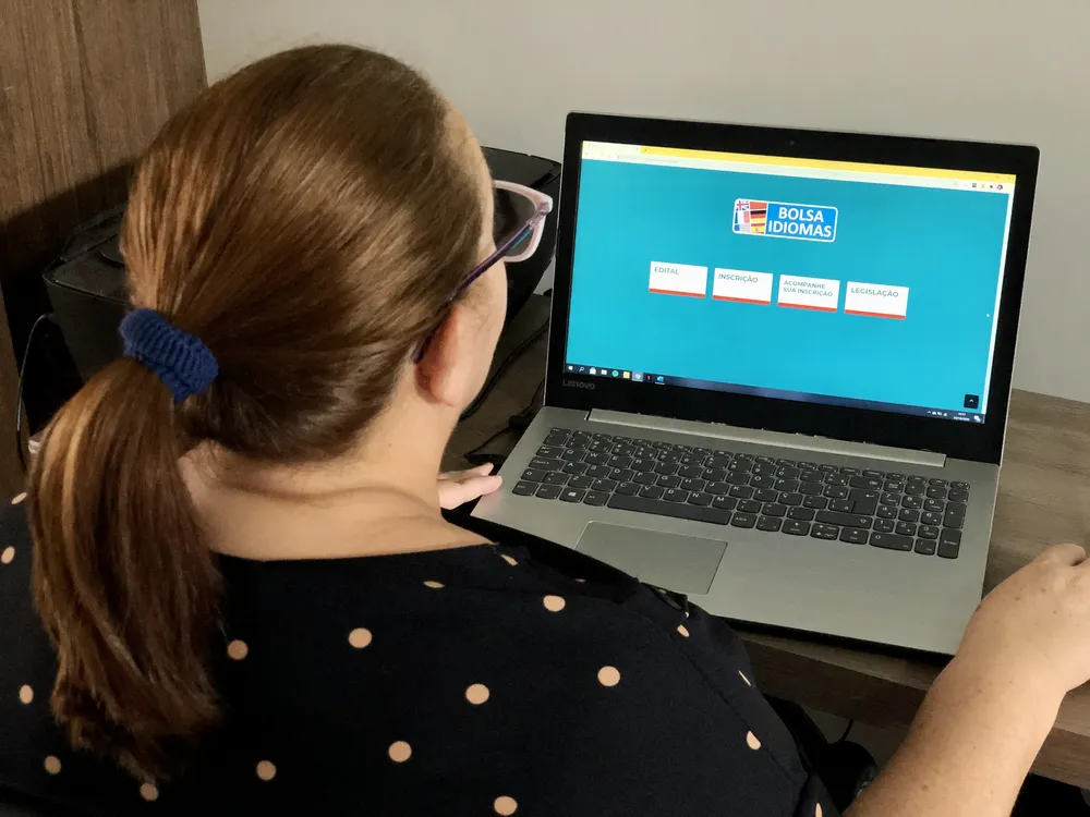 Prefeitura de Manaus alerta para falsa oferta de bolsa idiomas em rede social