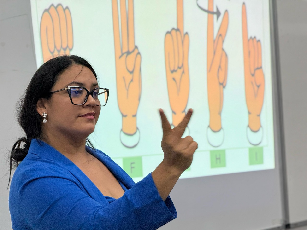 Escola do Legislativo da Aleam abre inscrições para curso básico de Libras