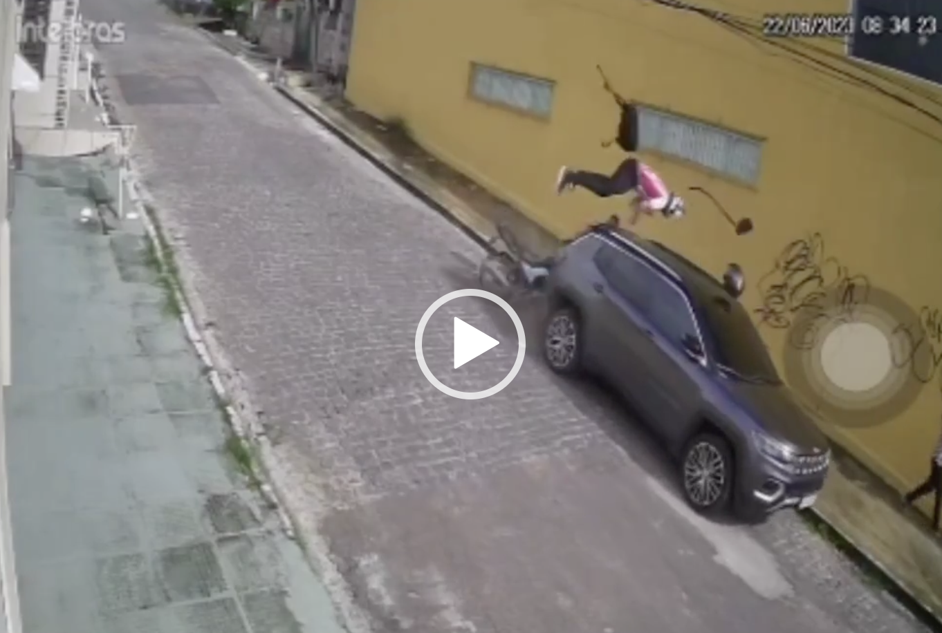 Vídeo: Motociclista morre e garupa fica ferido após batida em carro estacionado