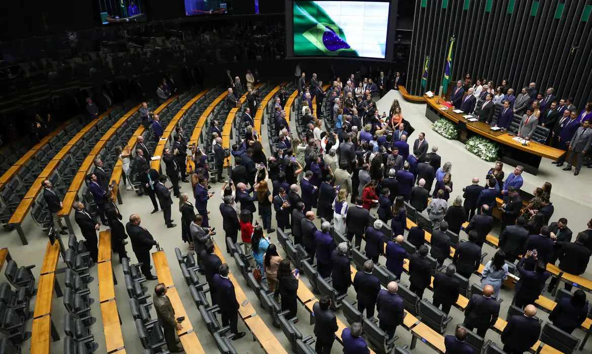 Congresso deve decidir sobre "taxa das blusinhas" nesta segunda