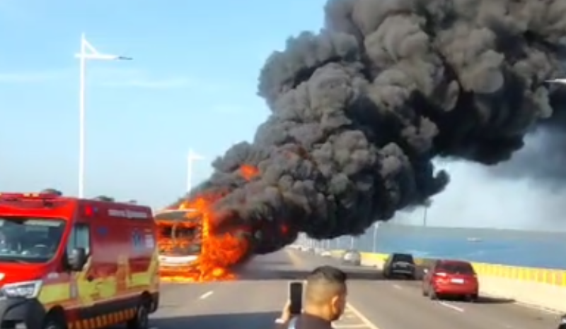 Vídeos: Ônibus de rota é destruído pelo fogo na Ponte Rio Negro