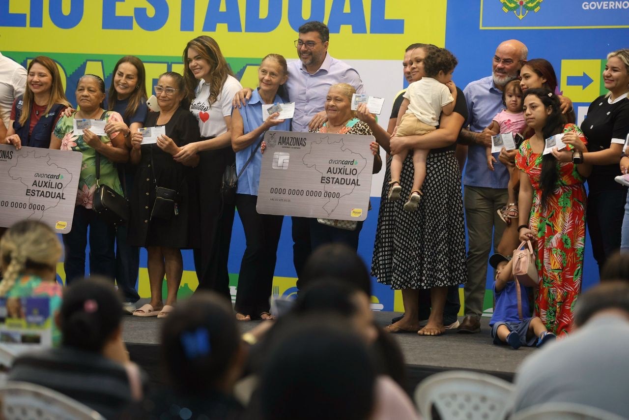 Wilson Lima entrega 2.500 novos cartões do Auxílio Estadual Permanente para beneficiários de Manaus