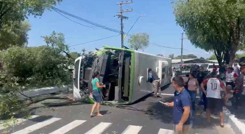 Vídeos: ônibus capota com passageiros na Avenida São Jorge