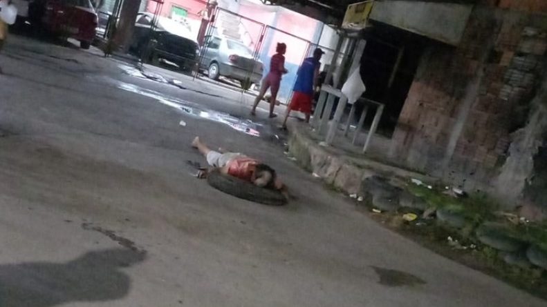 Corpo é desovado no meio da rua no bairro Jorge Teixeira em Manaus