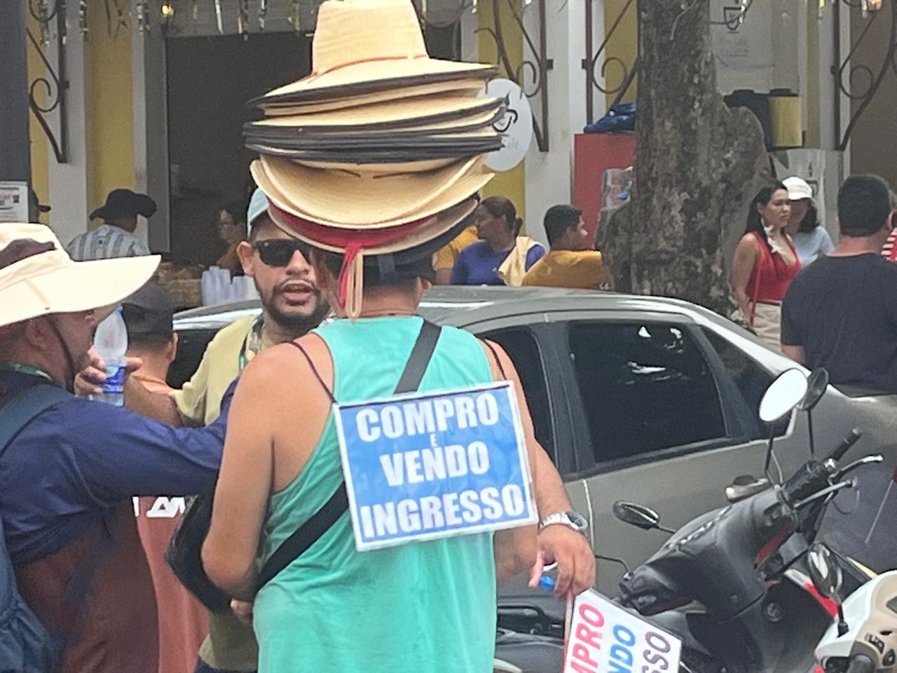 Cambistas negociam ingressos para o Festival por até R$ 1,8 mil em praça pública