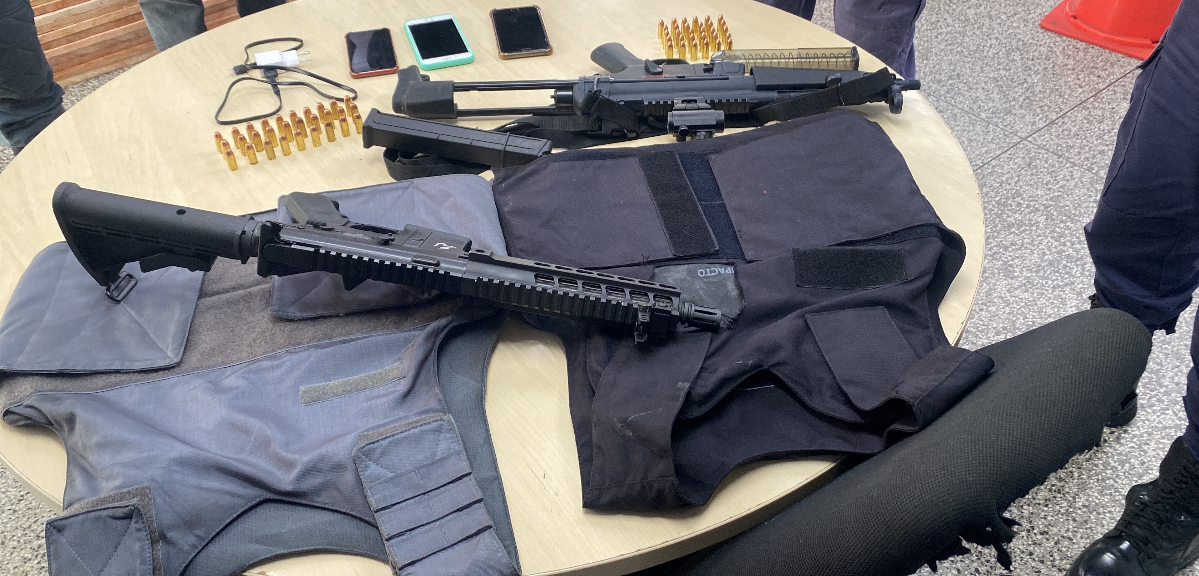 Membros de organização criminosa são presos com fuzis em Manaus