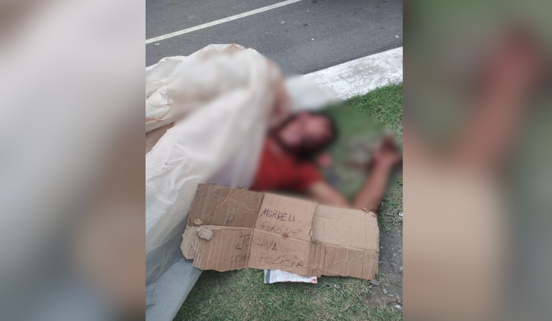 Homem esfaqueado é encontrado com bilhete em praça do Centro de Manaus