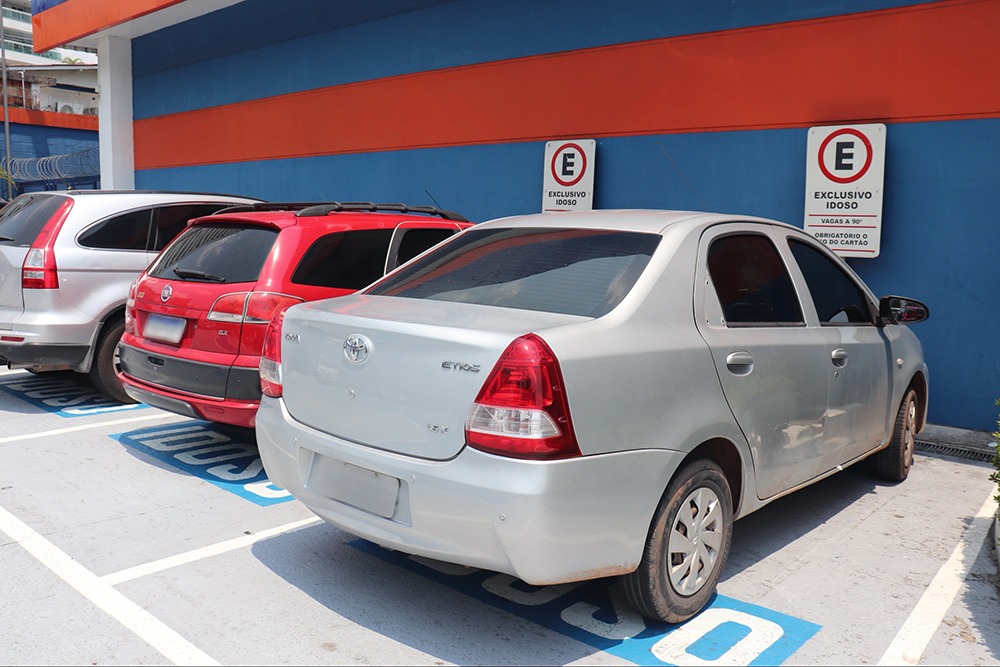 Idosos e PcDs podem obter credencial de estacionamento por meio de app