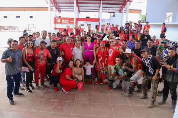 Mayra Dias doa cestas natalinas aos trabalhadores que atuam na reconstrução da Cidade Garantido