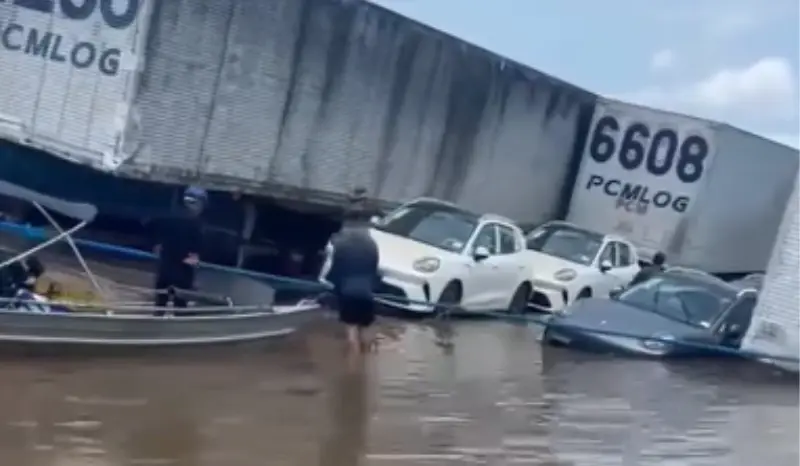 Vídeo: Balsa com vários veículos afunda próximo a Parintins