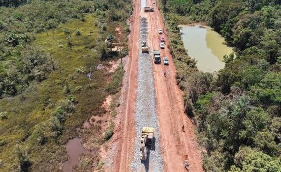 Ministro dos Transportes vistoria obras da BR-319, no Amazonas, nesta sexta (18)