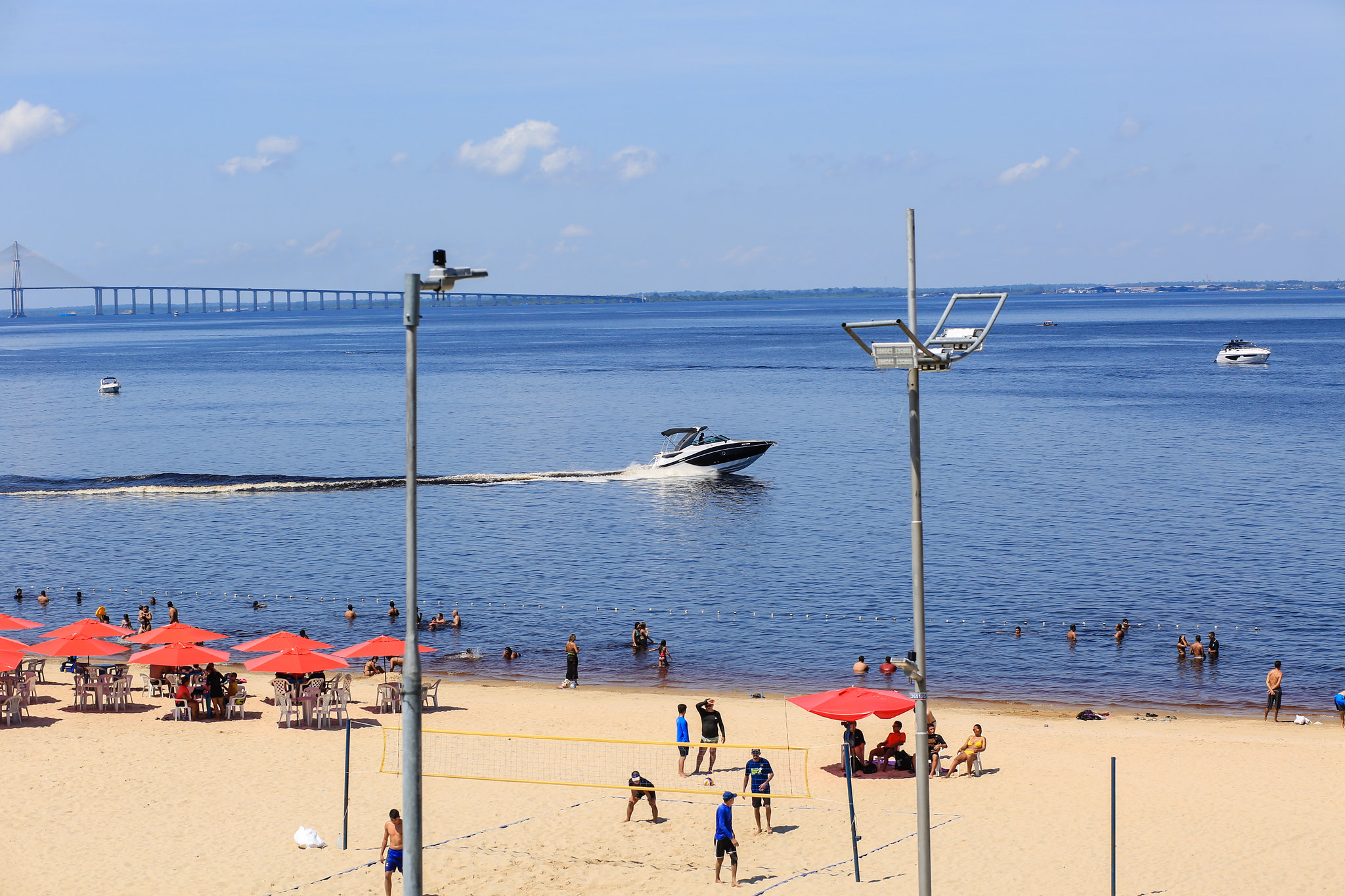 Prefeitura alerta sobre circulação irregular de embarcações próximas à praia da Ponta Negra