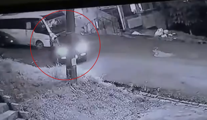 Vídeo mostra colisão entre carro e micro-ônibus que matou idoso em Manaus