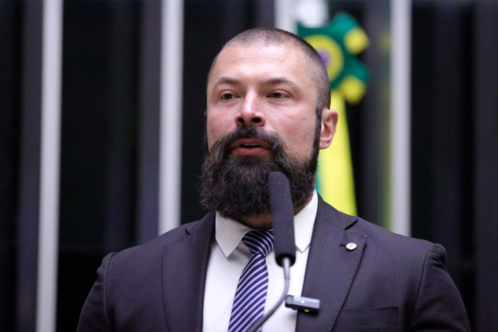 Deputado bolsonarista pensa em projeto para que pobre não vote mais