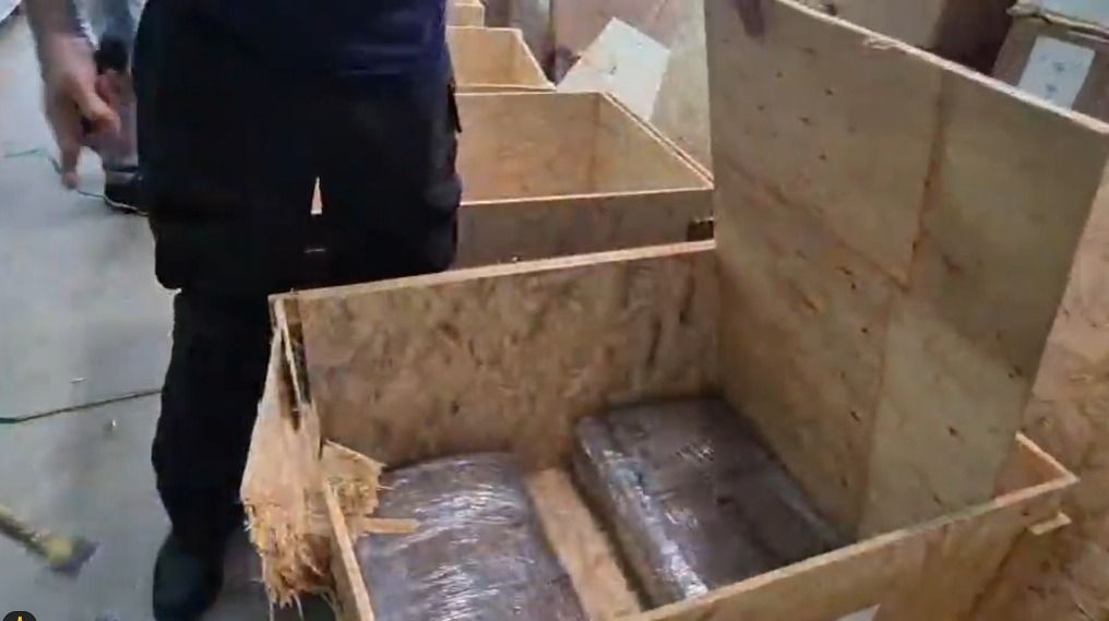 Polícia apreende 126kg de drogas escondidas em carga de painéis solares no AM