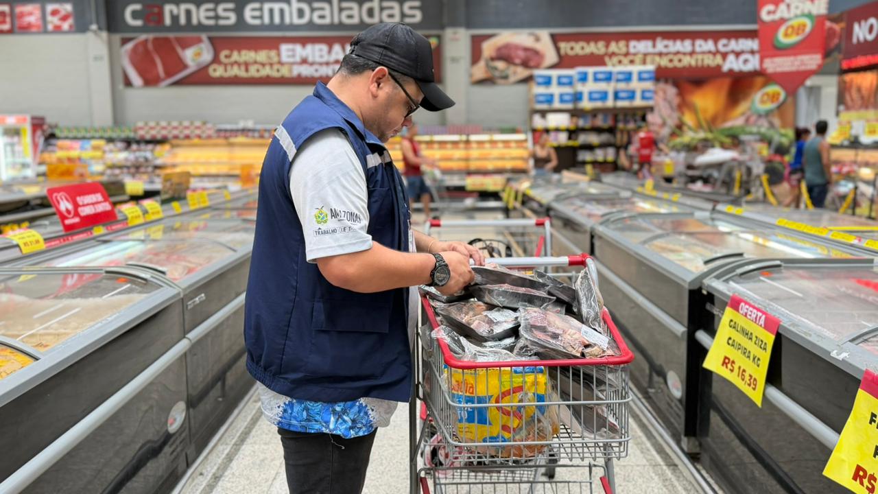 Procon-AM autua supermercado e apreende mais de 80 kg de alimentos impróprios para consumo