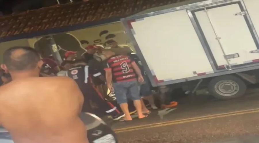 Vídeo: Homem 'voa' de moto após acidente com caminhão em Manaus