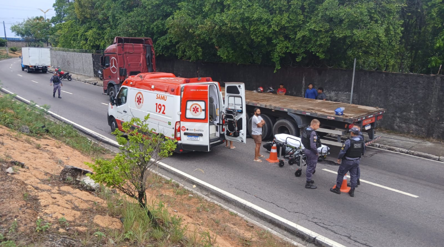 Vídeos: Motociclista e passageiro ficam feridos em acidente com carreta na av. Rodrigo Otávio
