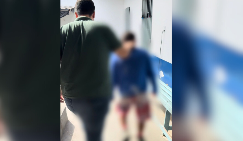 Imagens fortes: Pai é preso após ser filmado agredindo a filha com pedaço de madeira no AM