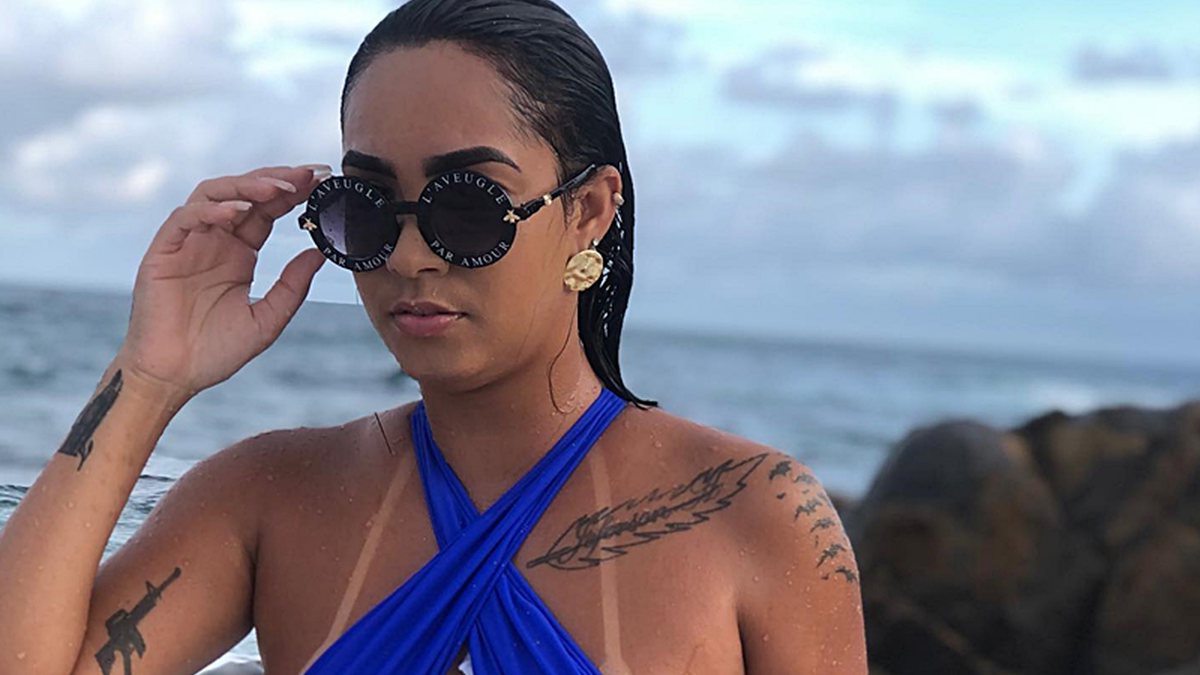 Blogueira deseja boa noite aos seguidores e acaba metralhada em cima da cama