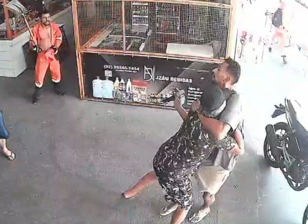 Vídeo: suspeito é preso após tentar roubar jovem e fazer reféns no Japiim