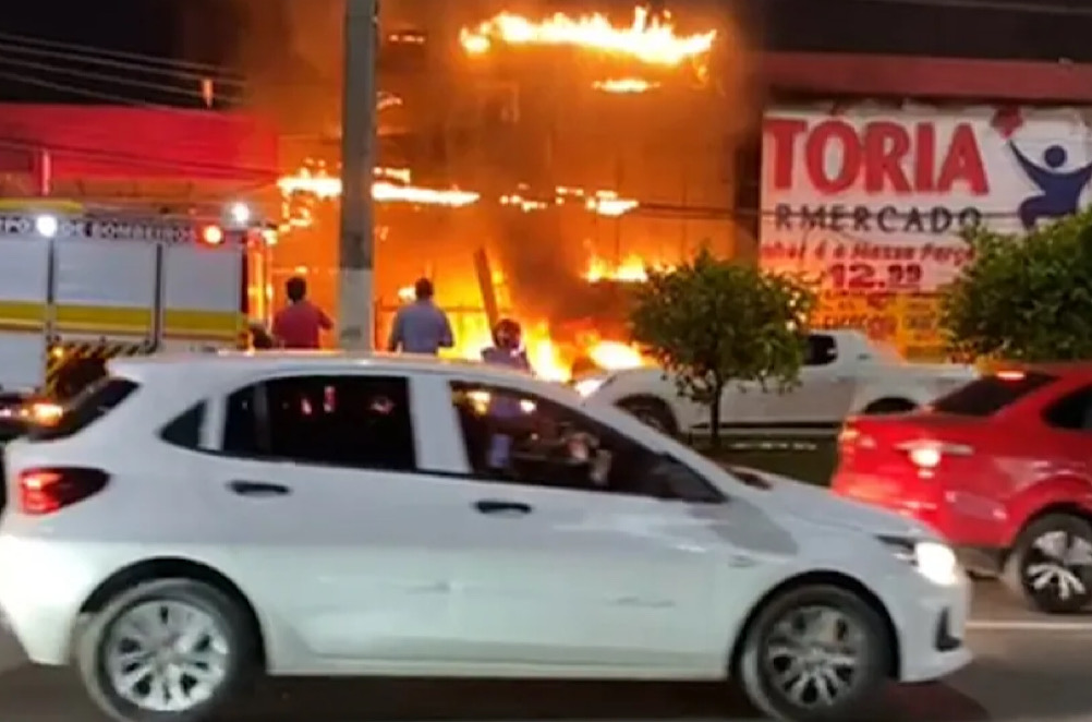 Vídeo: Incêndio atinge Supermercado Vitória em Manaus