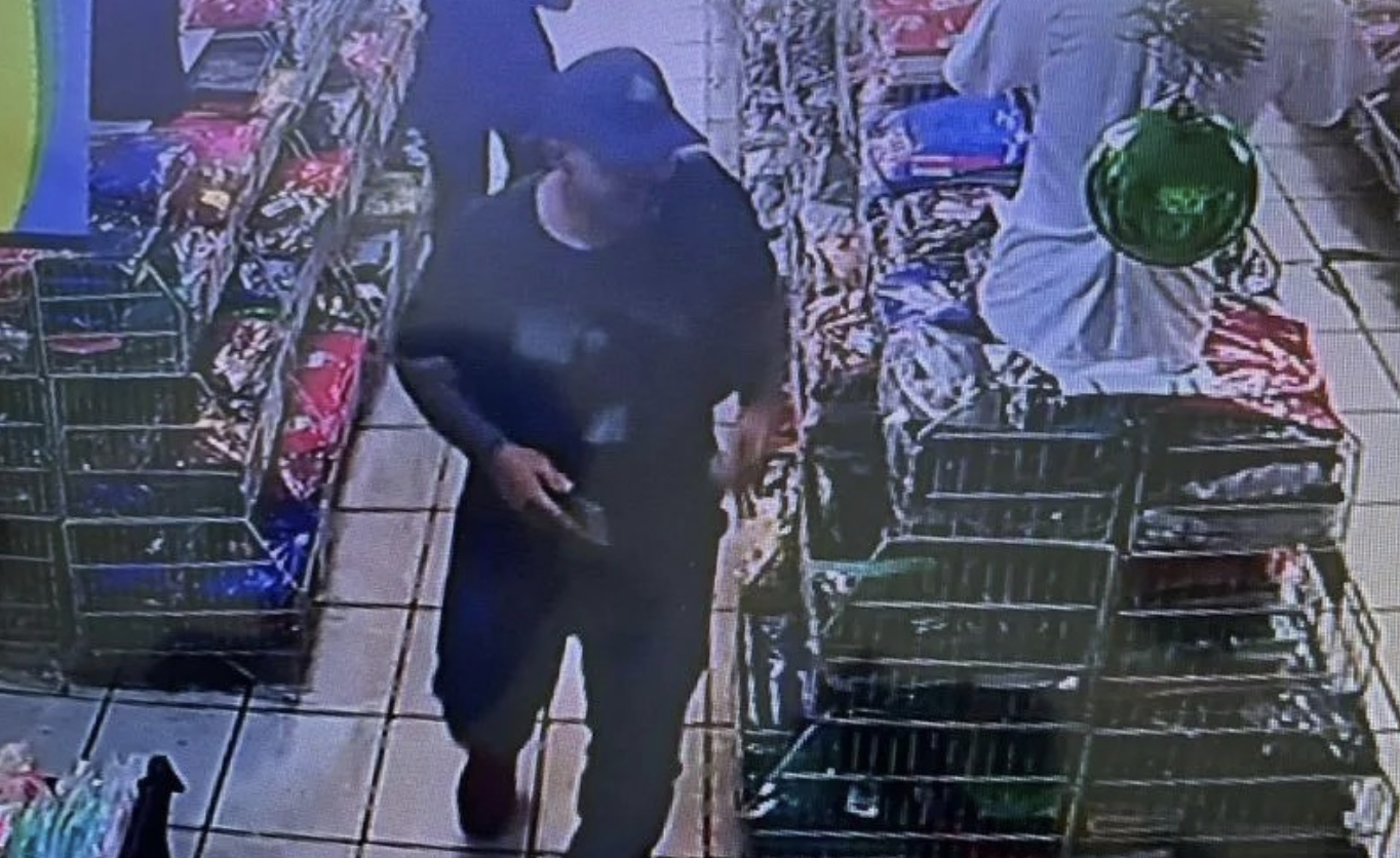 Vídeo: homem assalta loja e atira em vendedora no Centro de Manaus