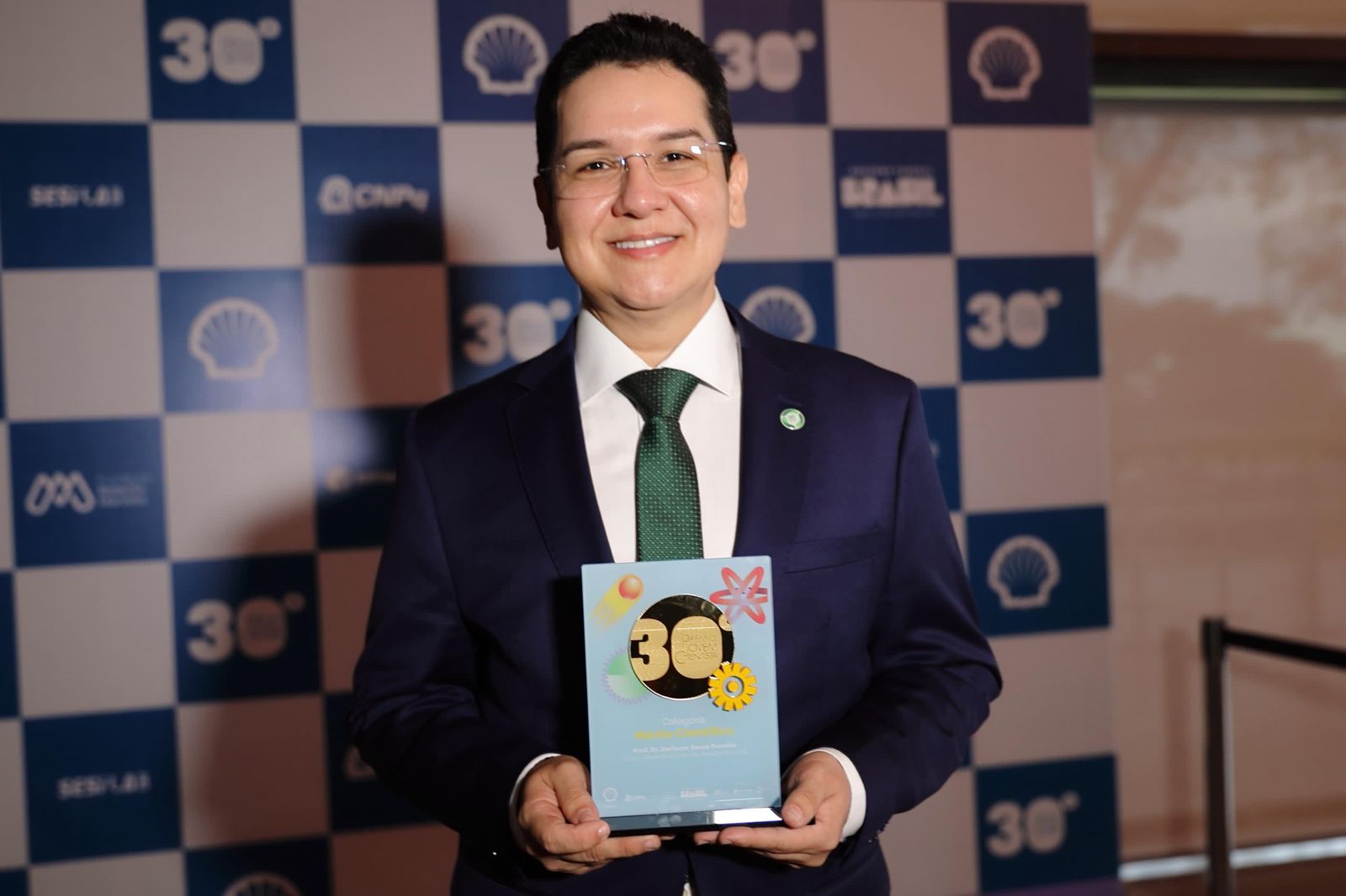 Pró-reitor da UEA recebe Prêmio Jovem Cientista por impacto acadêmico e inovação científica